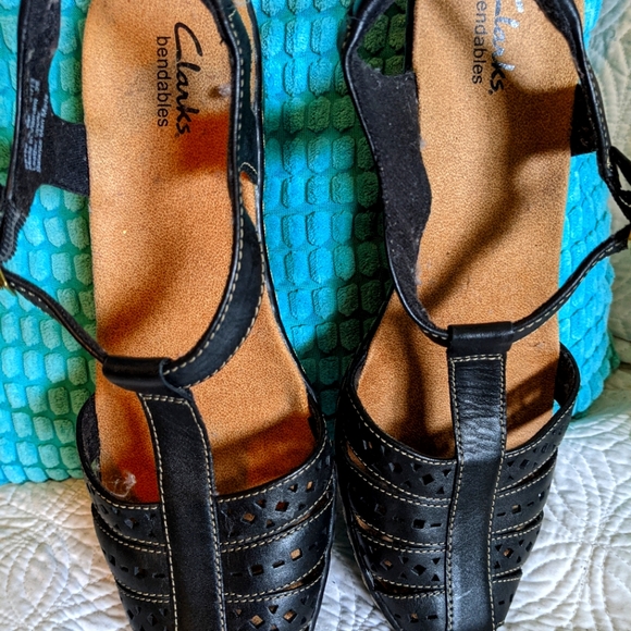 Strappy black low heels. - Picture 5 of 6